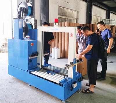 打包四條的無人化自動打包機(jī).jpg 打包四條的無人化自動打包機(jī).jpg